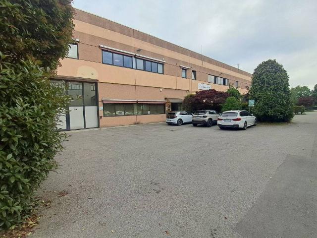 Locale Commerciale in affitto a Carate Brianza, Lombardia