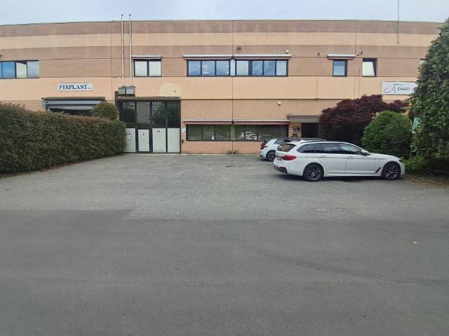 Locale Commerciale in affitto a Carate Brianza, Lombardia