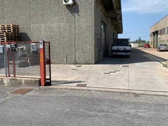 Locale Commerciale in affitto a Caravaggio, Lombardia