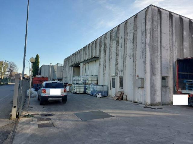 Locale Commerciale in affitto a Caravaggio, Lombardia