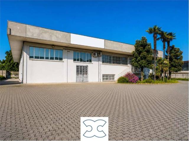 Locale Commerciale in affitto a Cardano Al Campo, Lombardia