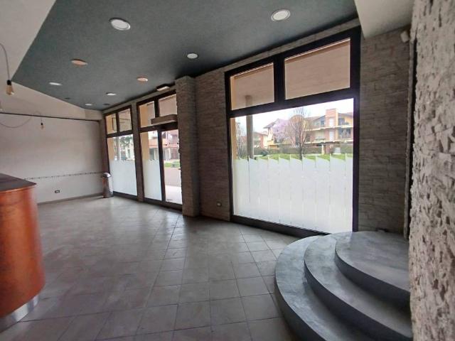 Locale Commerciale in affitto a Cardano Al Campo, Lombardia