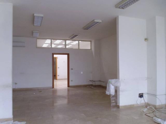 Locale Commerciale in affitto a Località Case Sparse, Cardito
