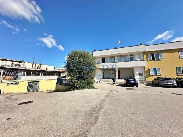 Locale Commerciale in affitto a Teverola, Campania