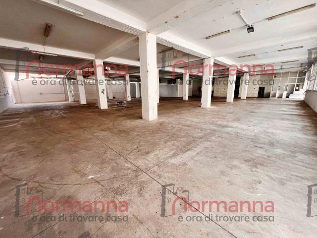 Locale Commerciale in affitto a Teverola, Campania