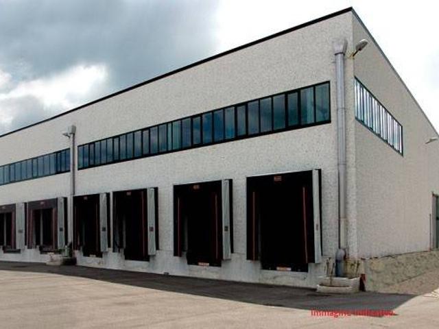 Locale Commerciale in affitto a Teverola, Campania