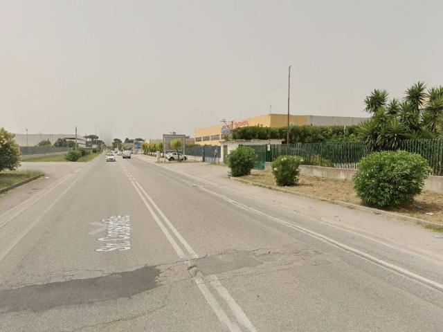 Locale Commerciale in affitto a Teverola, Campania