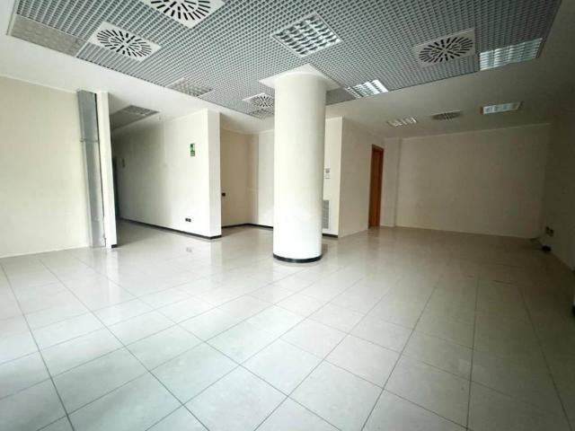 Locale Commerciale in affitto a Carini, Sicilia
