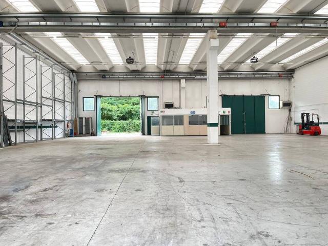 Locale Commerciale in affitto a Carnago, Lombardia