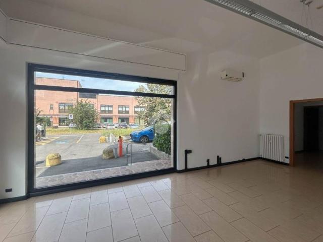 Locale Commerciale in affitto a Carnate, Lombardia