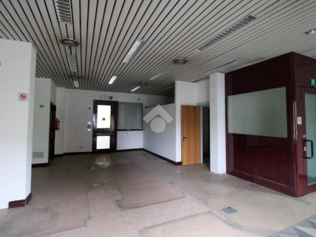 Locale Commerciale in affitto a Carnate, Lombardia