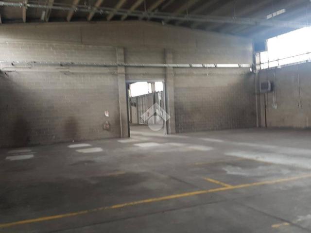 Locale Commerciale in affitto a Bariola, Caronno Pertusella