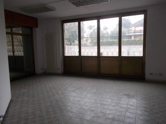 Locale Commerciale in affitto a Cassina Pertusella, Caronno Pertusella
