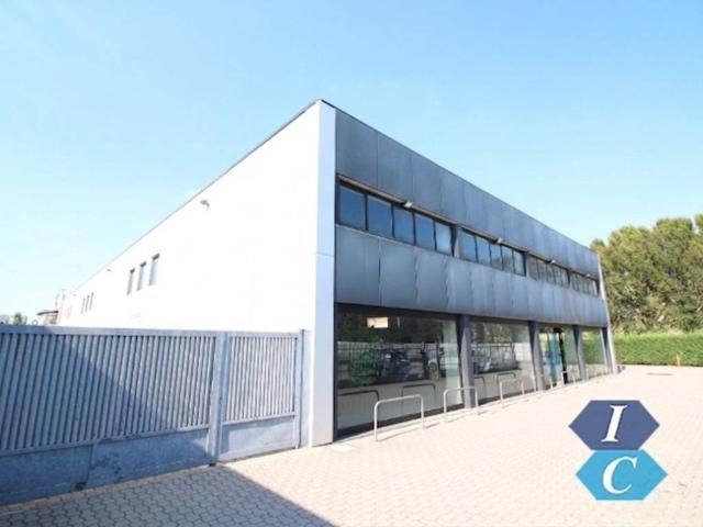 Locale Commerciale in affitto a Caronno Pertusella, Lombardia
