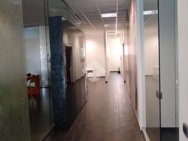 Locale Commerciale in affitto a Caronno Pertusella, Lombardia