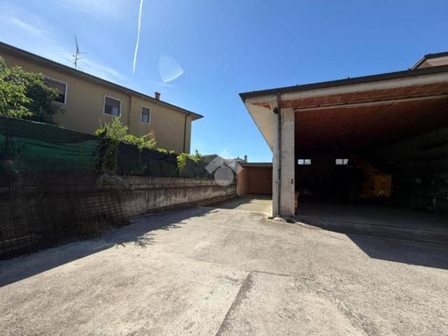 Locale Commerciale in affitto a Cornali, Carpenedolo