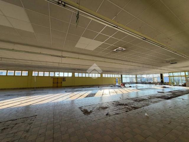 Locale Commerciale in affitto a Cornali, Carpenedolo