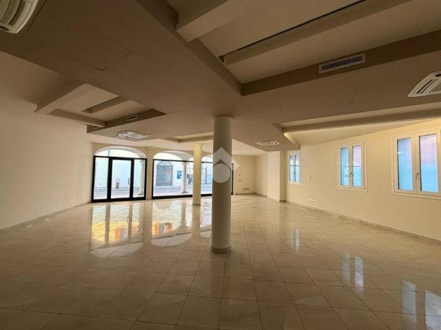 Locale Commerciale in affitto a Carpenedolo, Lombardia