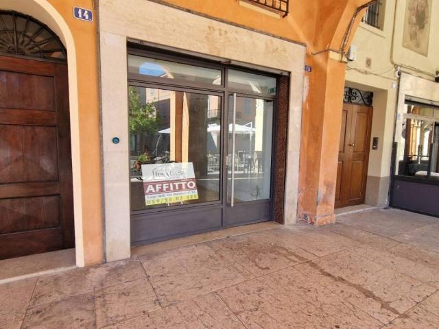 Locale Commerciale in affitto a Unione delle Terre d'Argine, Carpi