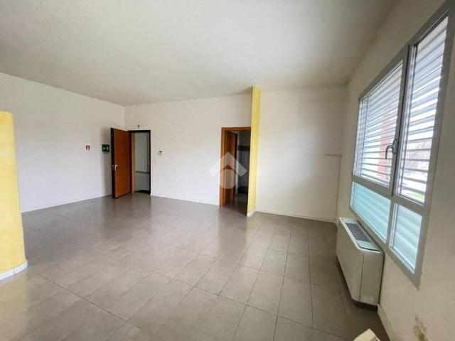 Locale Commerciale in affitto a Unione delle Terre d'Argine, Carpi