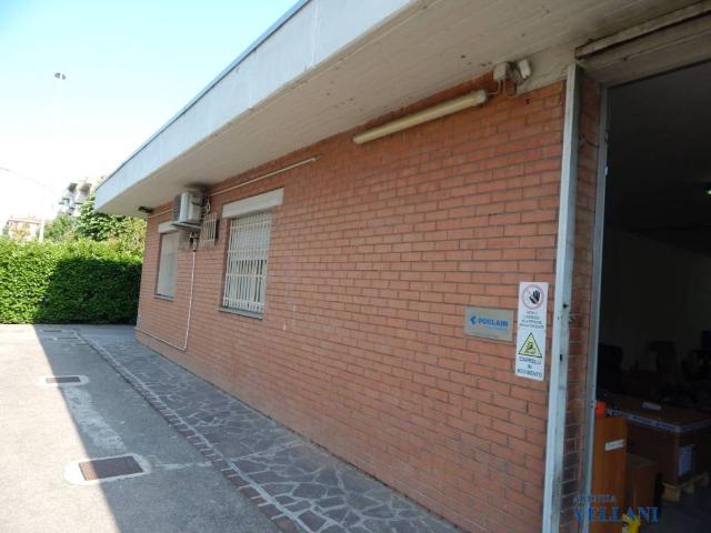 Locale Commerciale in affitto a Unione delle Terre d'Argine, Carpi