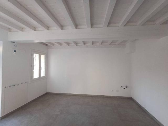 Locale Commerciale in affitto a Unione delle Terre d'Argine, Carpi
