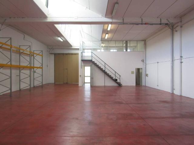 Locale Commerciale in affitto a Unione delle Terre d'Argine, Carpi