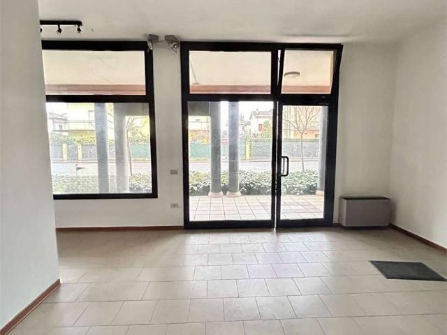 Locale Commerciale in affitto a Unione delle Terre d'Argine, Carpi