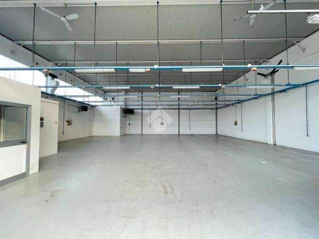 Locale Commerciale in affitto a Unione delle Terre d'Argine, Carpi