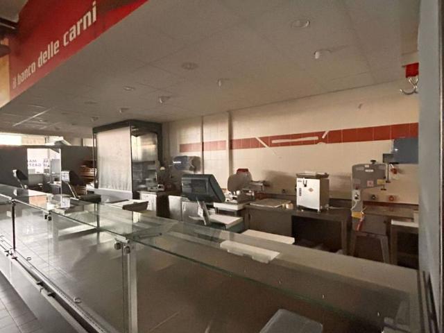 Locale Commerciale in affitto a Unione delle Terre d'Argine, Carpi