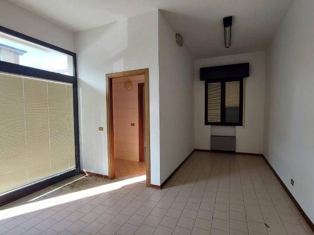 Locale Commerciale in affitto a Unione delle Terre d'Argine, Carpi