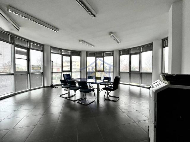 Locale Commerciale in affitto a Unione delle Terre d'Argine, Carpi