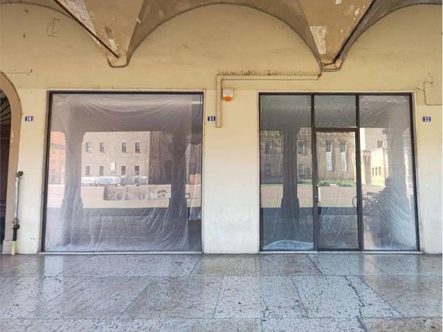Locale Commerciale in affitto a Unione delle Terre d'Argine, Carpi