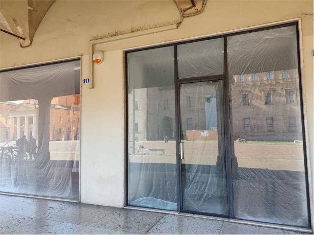 Locale Commerciale in affitto a Unione delle Terre d'Argine, Carpi