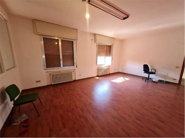 Locale Commerciale in affitto a Unione delle Terre d'Argine, Carpi