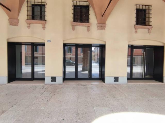 Locale Commerciale in affitto a Unione delle Terre d'Argine, Carpi