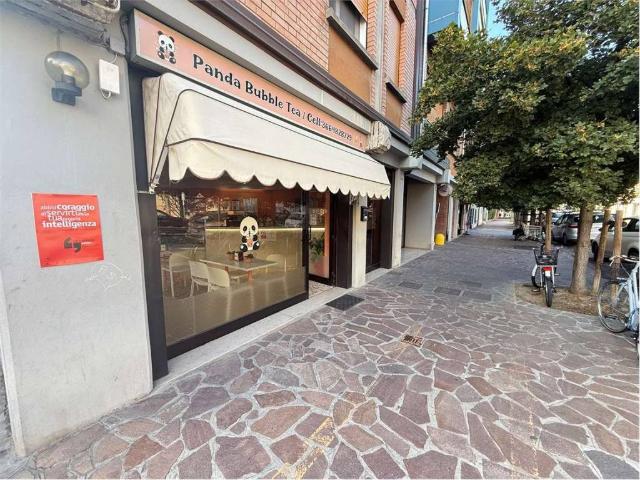 Locale Commerciale in affitto a Unione delle Terre d'Argine, Carpi