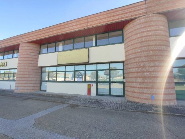 Locale Commerciale in affitto a Unione delle Terre d'Argine, Carpi