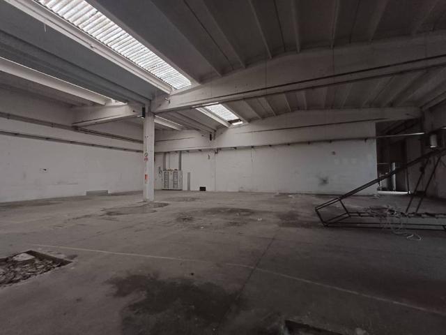 Locale Commerciale in affitto a Unione delle Terre d'Argine, Carpi