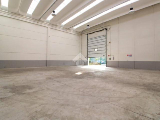 Locale Commerciale in affitto a Carpiano, Lombardia