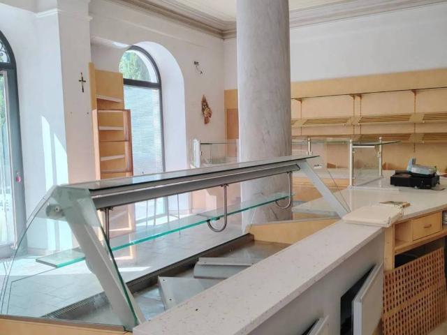 Locale Commerciale in affitto a Carrara, Toscana