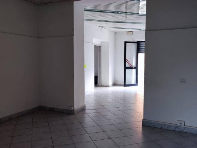 Locale Commerciale in affitto a Pontecimato, Carrara
