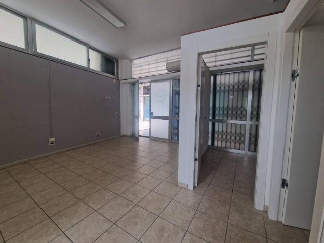 Locale Commerciale in affitto a Sant'Antonio, Carrara