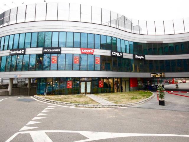 Locale Commerciale in affitto a Carugate, Lombardia