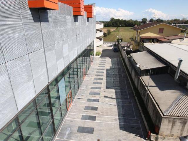 Locale Commerciale in affitto a Carugate, Lombardia