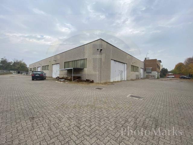 Locale Commerciale in affitto a Carugate, Lombardia