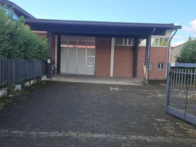 Locale Commerciale in affitto a Carugo, Lombardia