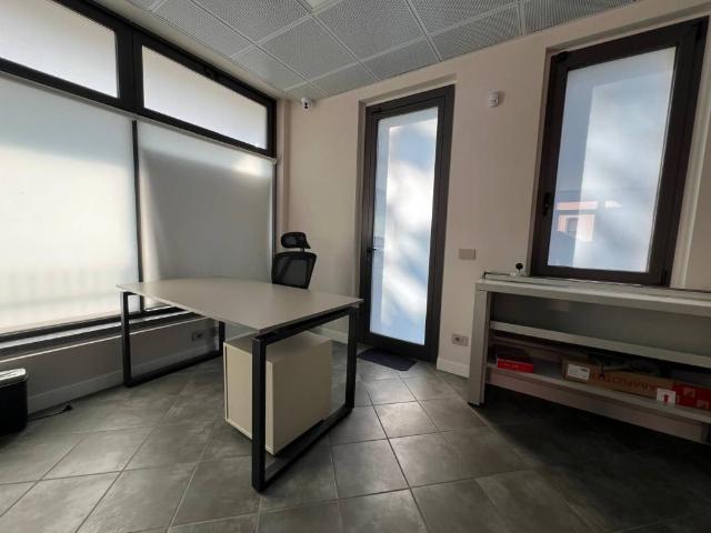 Locale Commerciale in affitto a Carugo, Lombardia