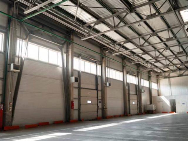 Locale Commerciale in affitto a Carugo, Lombardia