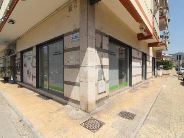 Locale Commerciale in affitto a Casagiove, Campania